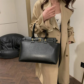 Bolsa Feminina Grande de Couro Preta Amélia